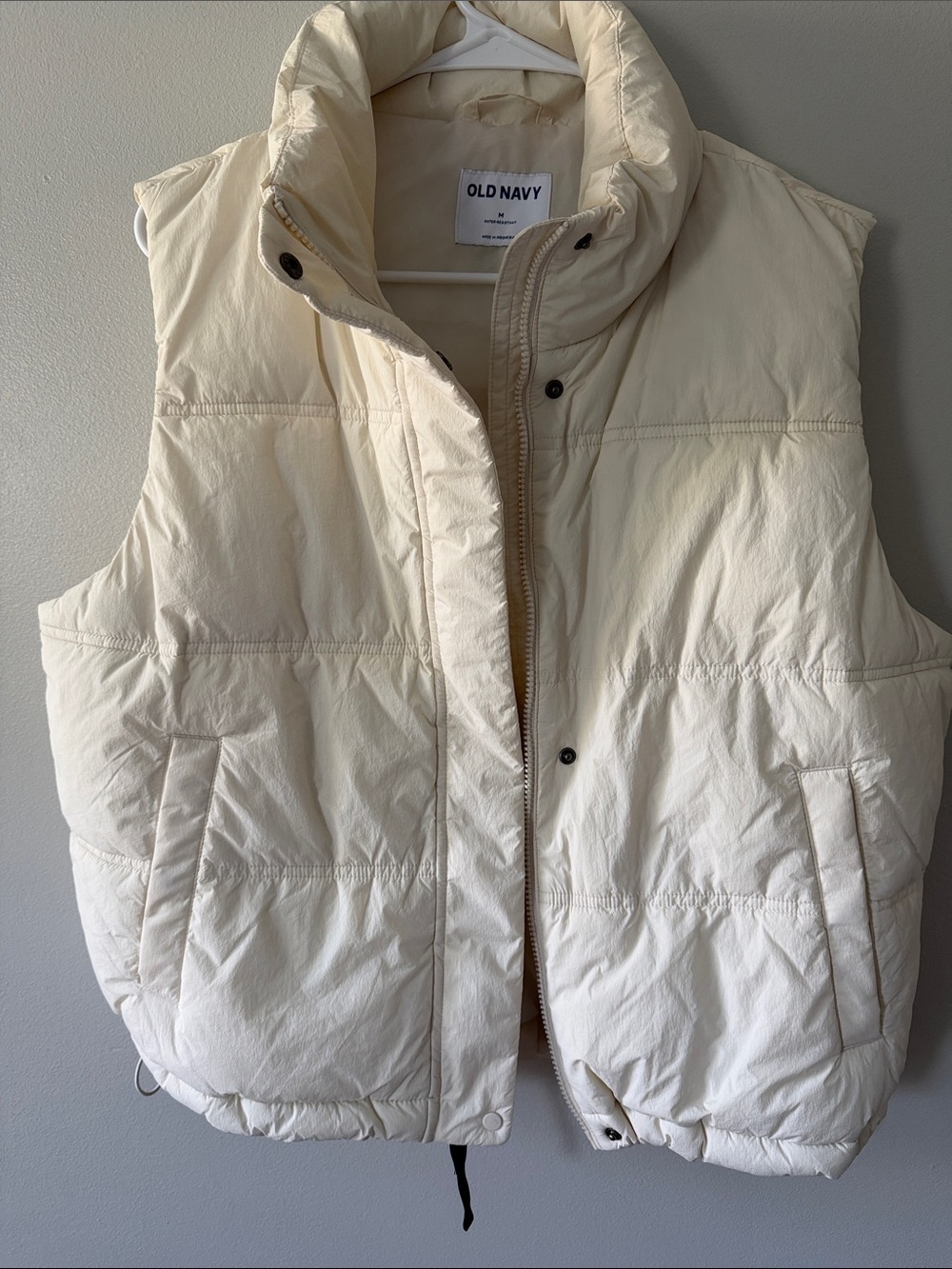 Old Navy Women's Ivory Puffer Vest. size M
